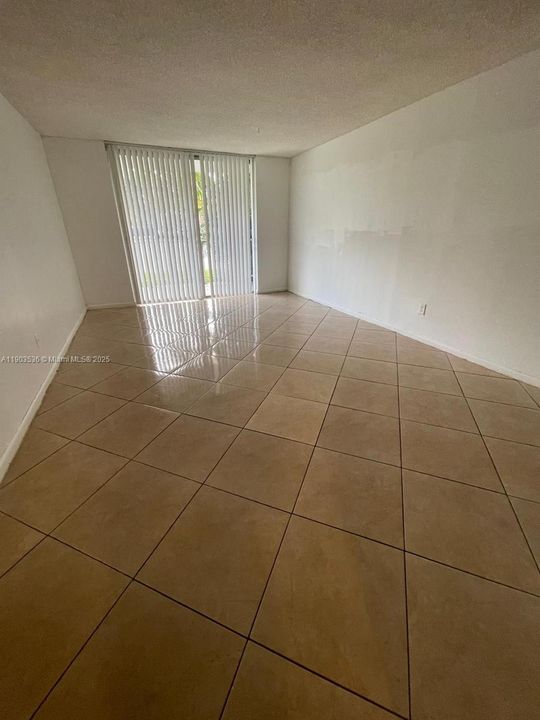 Под контрактом: $1,700 (2 спален, 2 ванн, 1175 Квадратных фут)