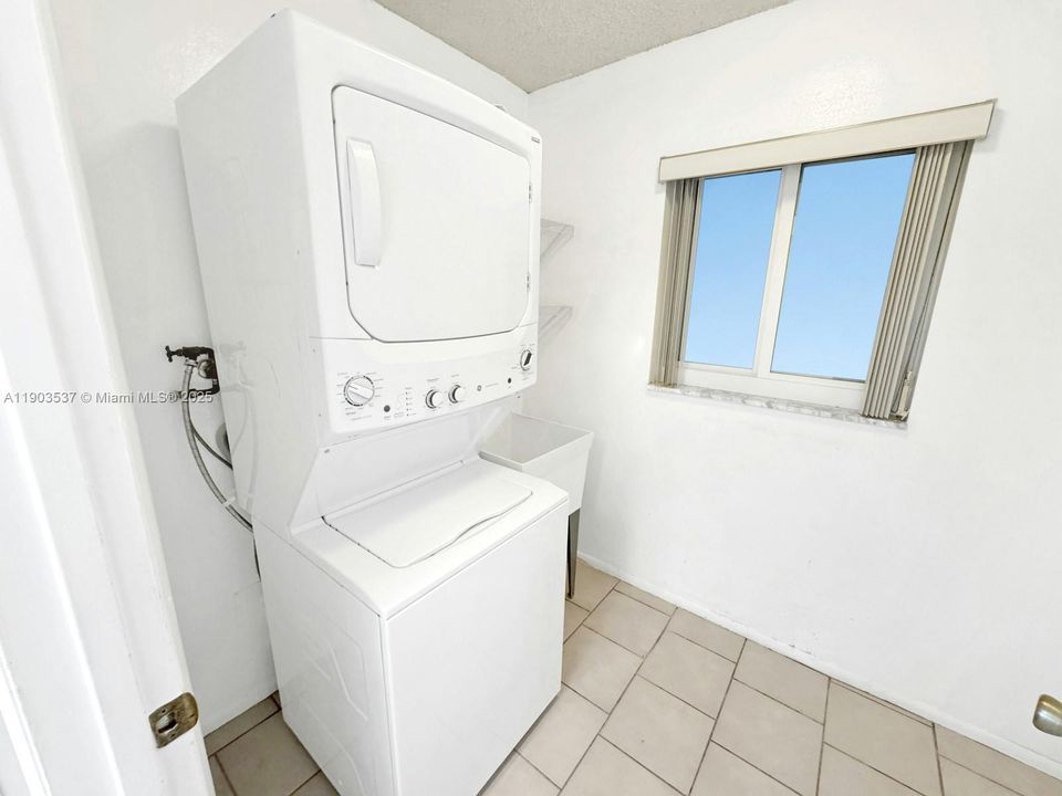 Activo con contrato: $335,000 (2 camas, 1 baños, 940 Pies cuadrados)