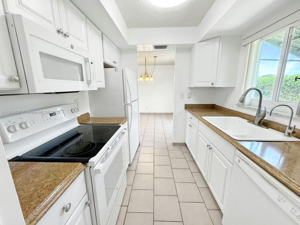 Activo con contrato: $335,000 (2 camas, 1 baños, 940 Pies cuadrados)