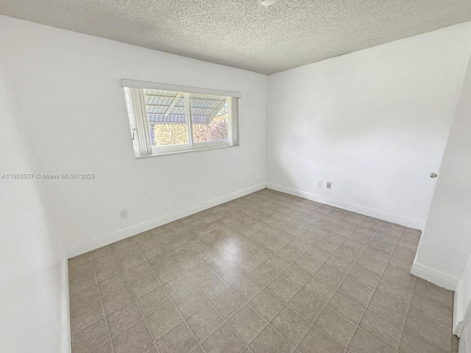 Activo con contrato: $335,000 (2 camas, 1 baños, 940 Pies cuadrados)