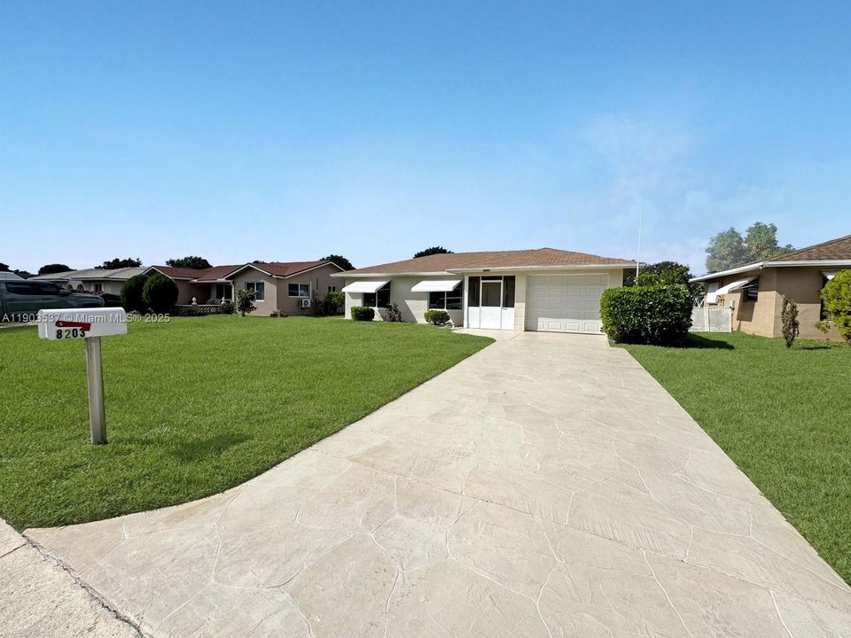 Activo con contrato: $335,000 (2 camas, 1 baños, 940 Pies cuadrados)