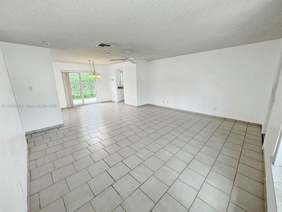 Activo con contrato: $335,000 (2 camas, 1 baños, 940 Pies cuadrados)