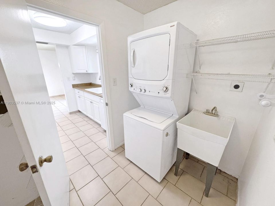 Activo con contrato: $335,000 (2 camas, 1 baños, 940 Pies cuadrados)