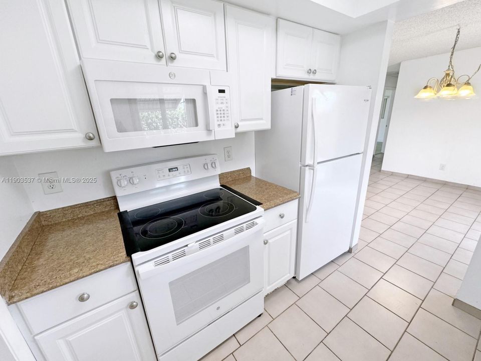 Activo con contrato: $335,000 (2 camas, 1 baños, 940 Pies cuadrados)