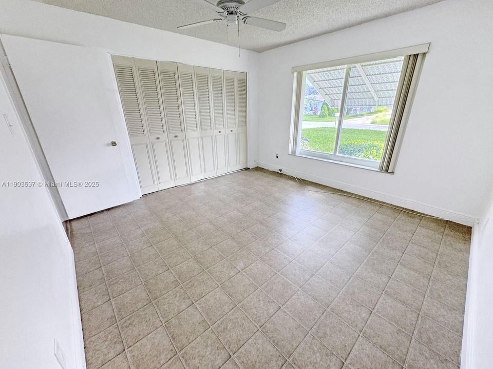 Activo con contrato: $335,000 (2 camas, 1 baños, 940 Pies cuadrados)