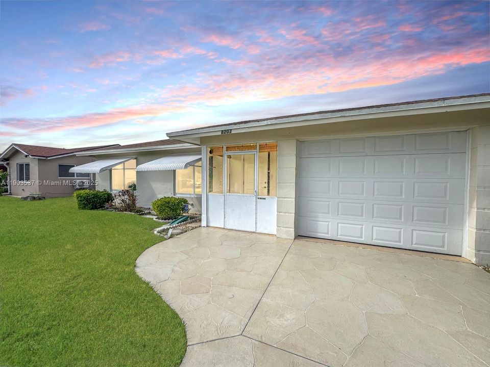 Activo con contrato: $335,000 (2 camas, 1 baños, 940 Pies cuadrados)