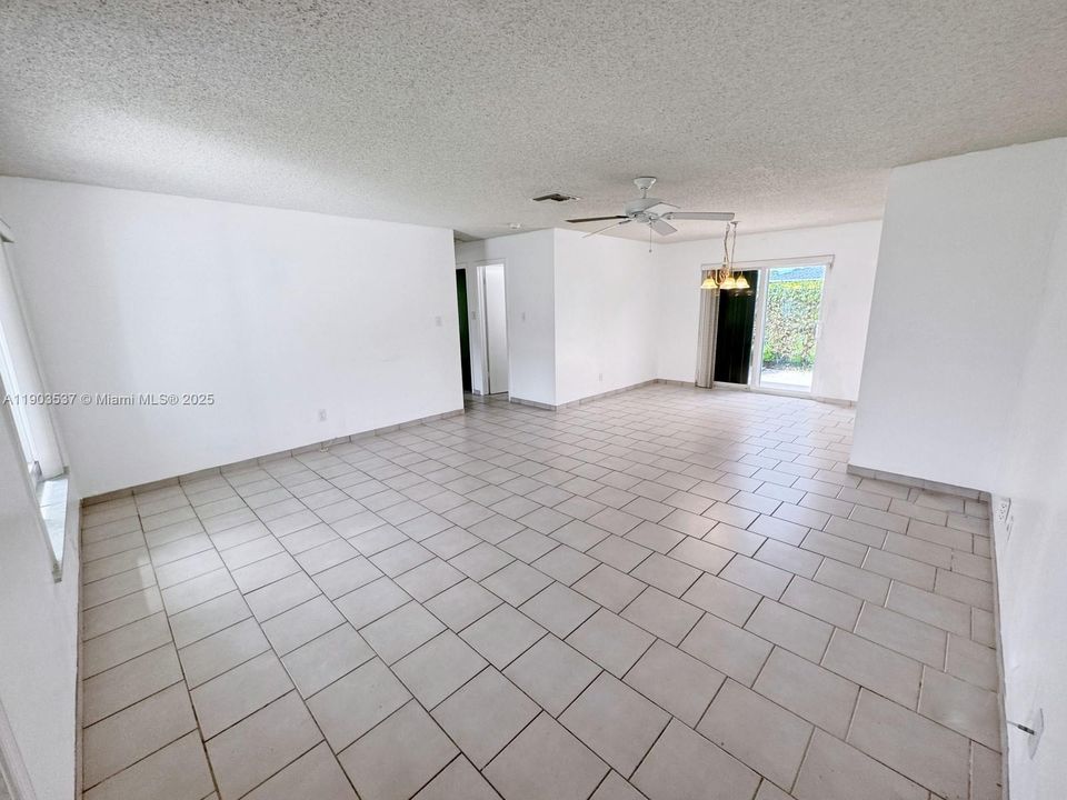 Activo con contrato: $335,000 (2 camas, 1 baños, 940 Pies cuadrados)