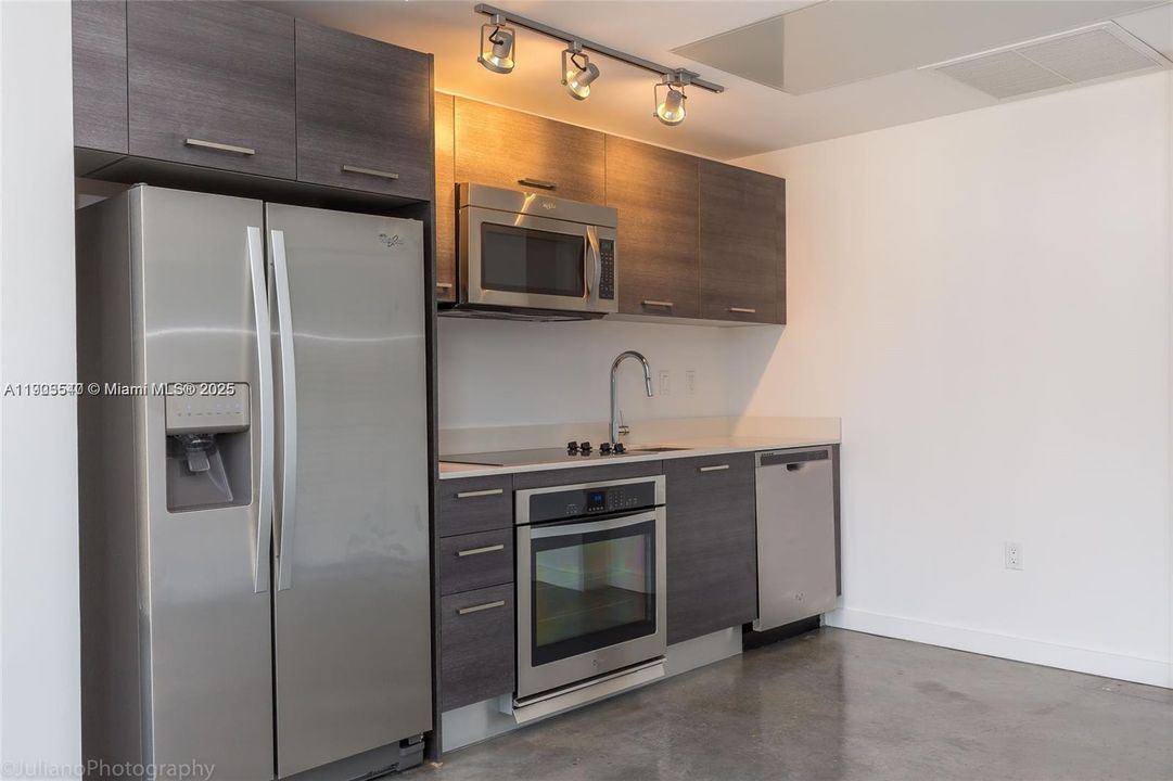 For Rent: $2,350 (1 beds, 1 baths, 446 Square Feet)