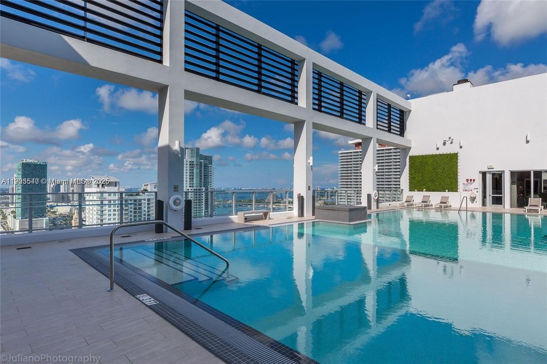 For Rent: $2,350 (1 beds, 1 baths, 446 Square Feet)