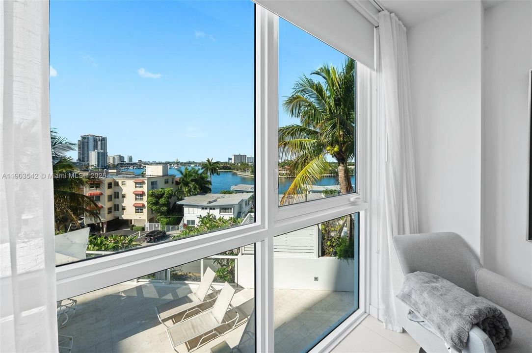 For Sale: $1,050,000 (2 beds, 2 baths, 1284 Square Feet)