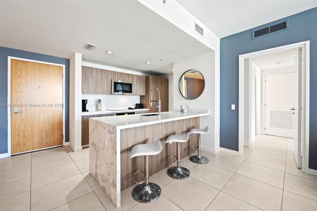 For Sale: $1,050,000 (2 beds, 2 baths, 1284 Square Feet)