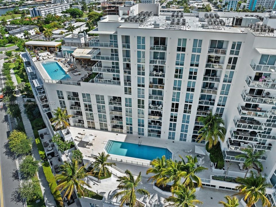 For Sale: $1,050,000 (2 beds, 2 baths, 1284 Square Feet)