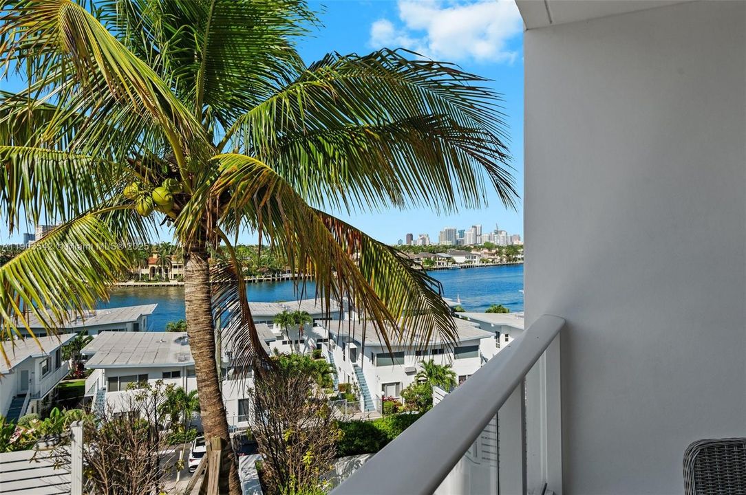 For Sale: $1,050,000 (2 beds, 2 baths, 1284 Square Feet)