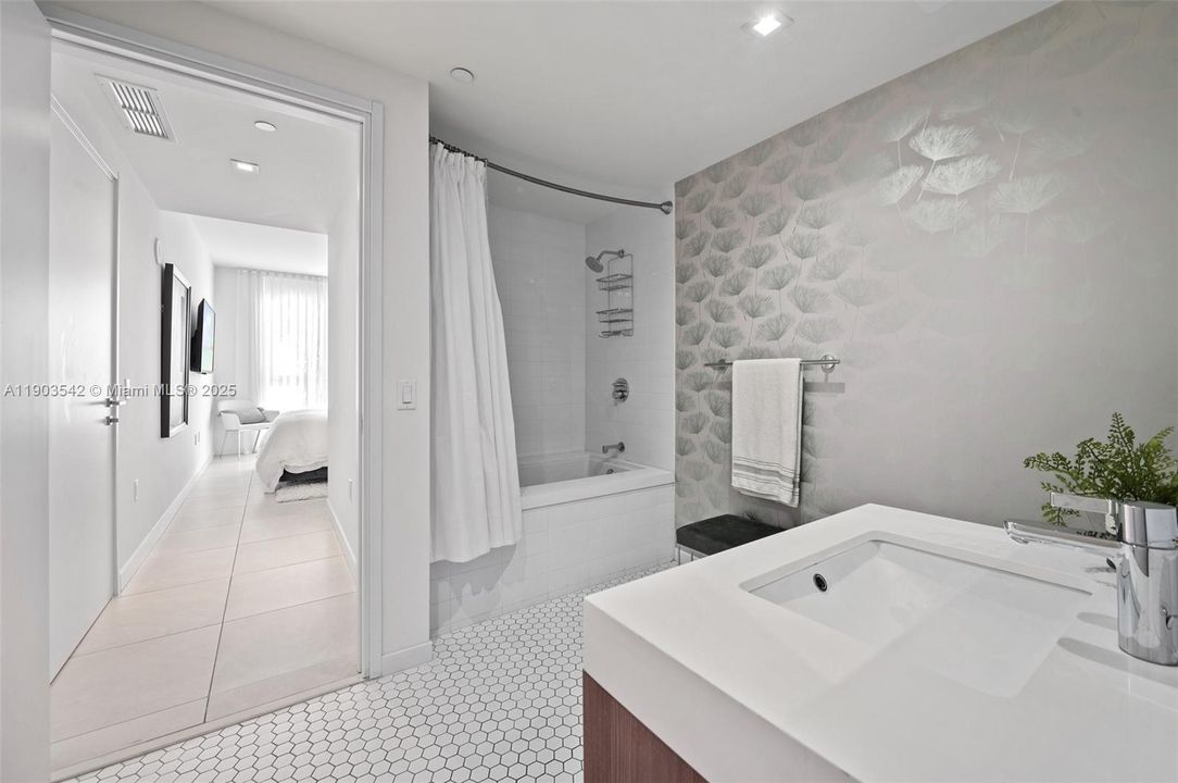 For Sale: $1,050,000 (2 beds, 2 baths, 1284 Square Feet)