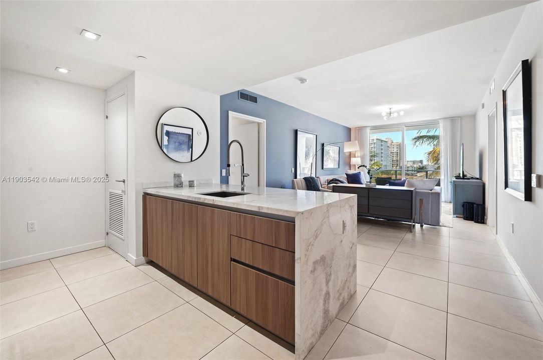 For Sale: $1,050,000 (2 beds, 2 baths, 1284 Square Feet)