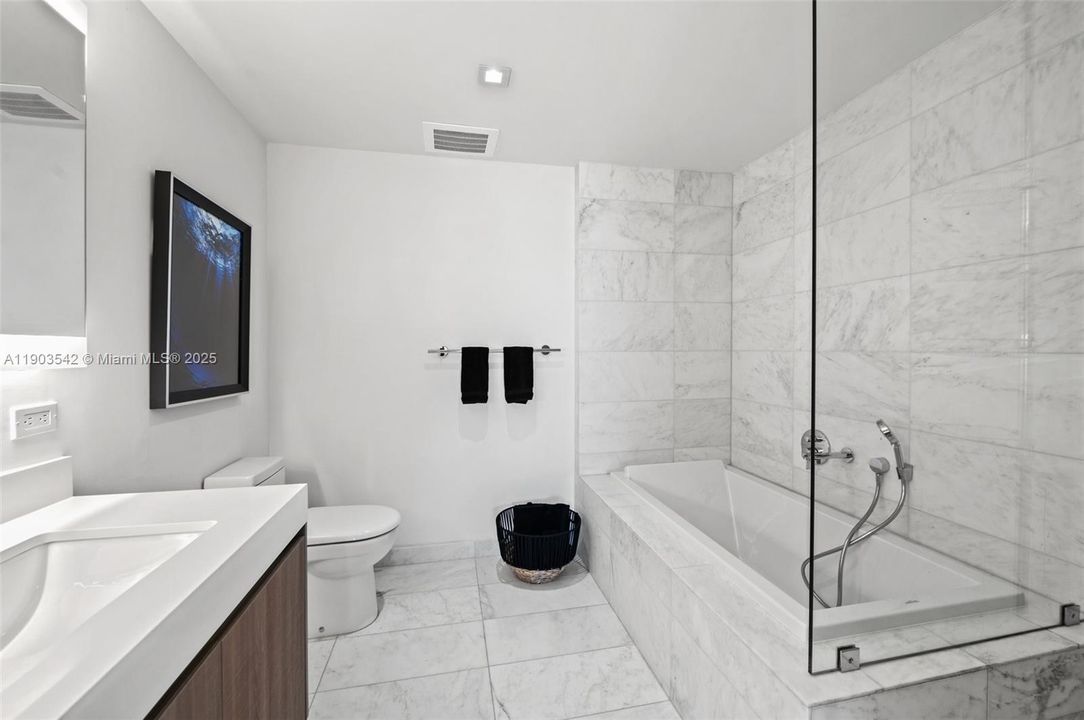 For Sale: $1,050,000 (2 beds, 2 baths, 1284 Square Feet)