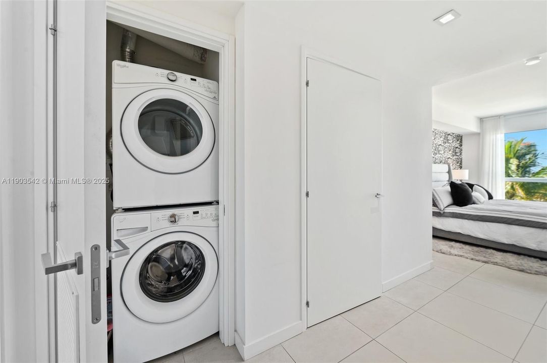 For Sale: $1,050,000 (2 beds, 2 baths, 1284 Square Feet)