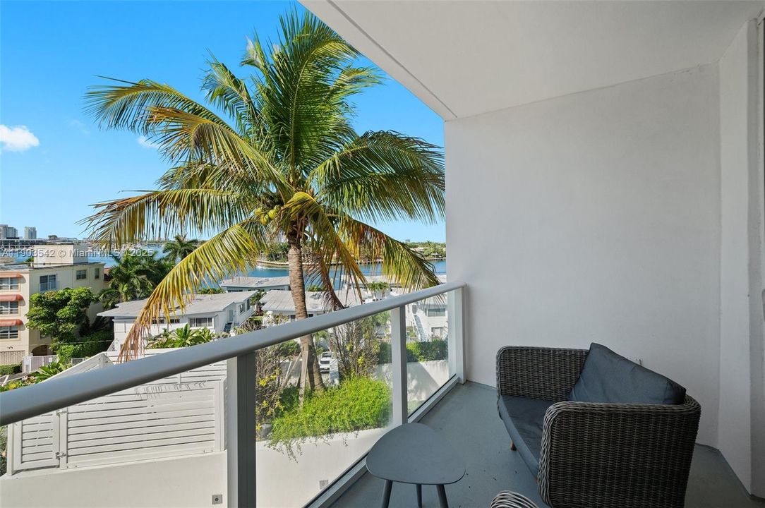 For Sale: $1,050,000 (2 beds, 2 baths, 1284 Square Feet)