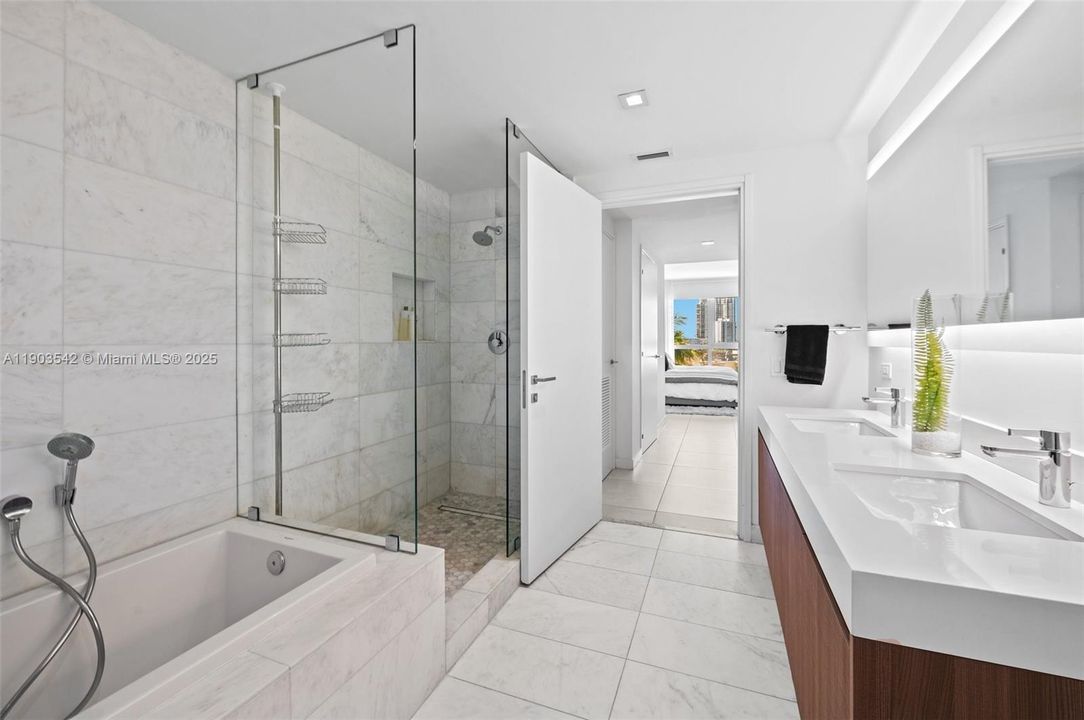 For Sale: $1,050,000 (2 beds, 2 baths, 1284 Square Feet)