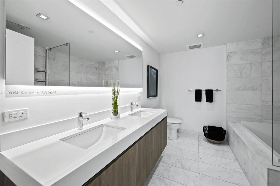 For Sale: $1,050,000 (2 beds, 2 baths, 1284 Square Feet)