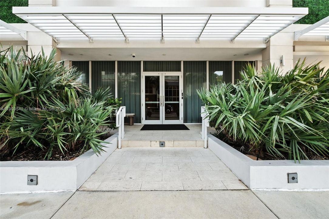 For Sale: $1,050,000 (2 beds, 2 baths, 1284 Square Feet)