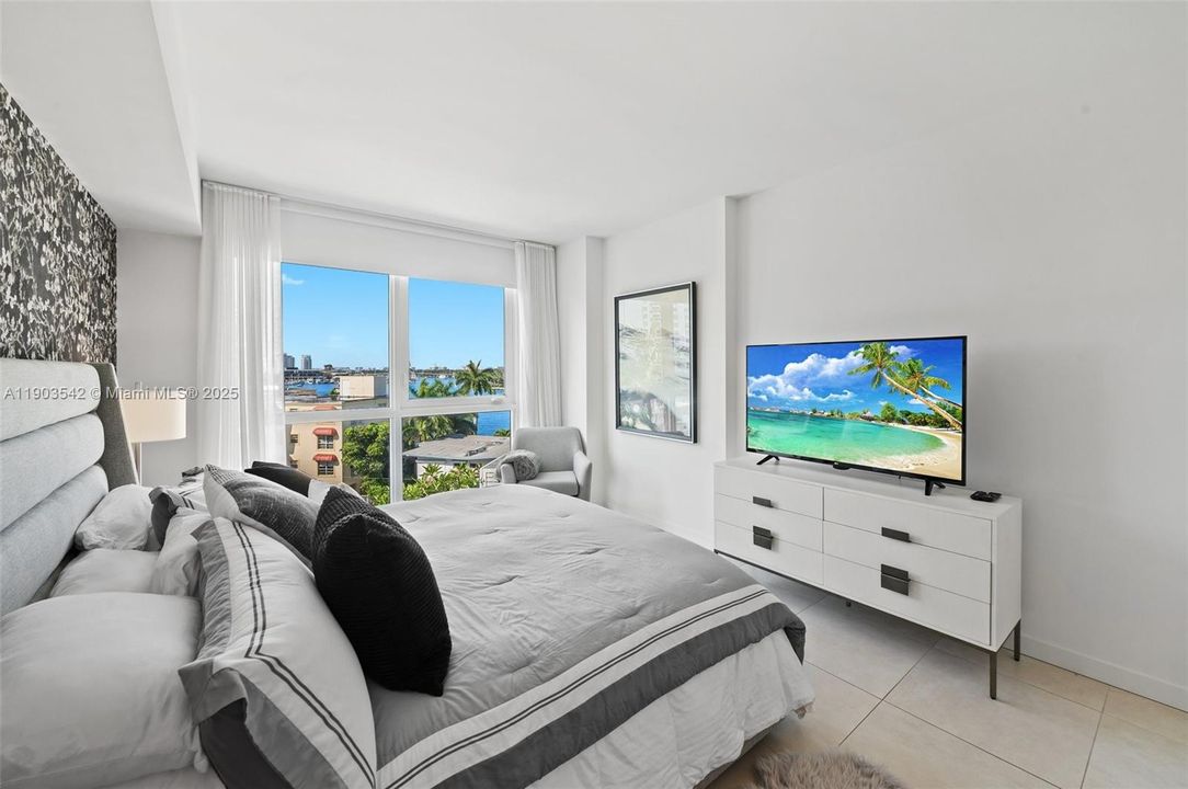 For Sale: $1,050,000 (2 beds, 2 baths, 1284 Square Feet)