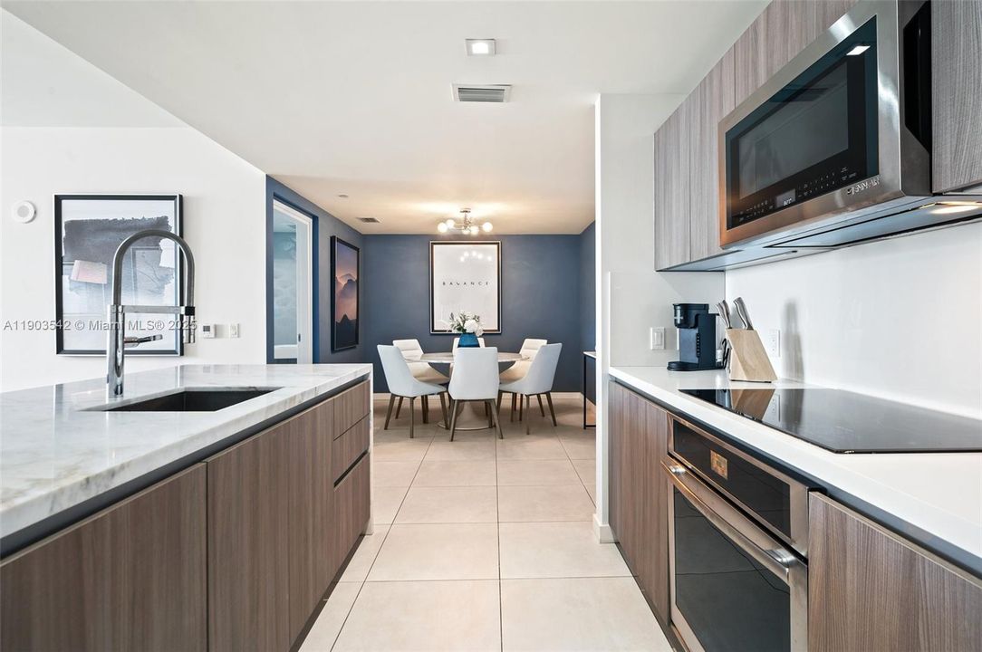 For Sale: $1,050,000 (2 beds, 2 baths, 1284 Square Feet)