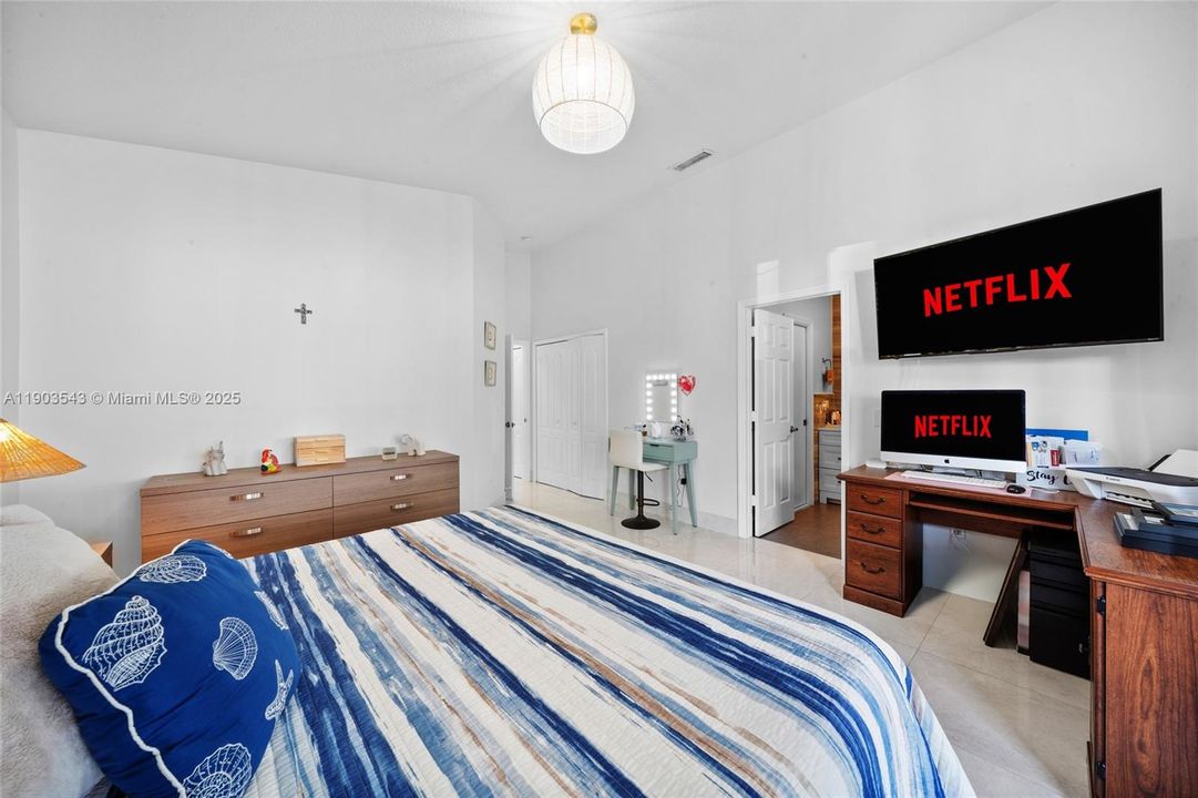 Под контрактом: $770,000 (4 спален, 2 ванн, 1822 Квадратных фут)