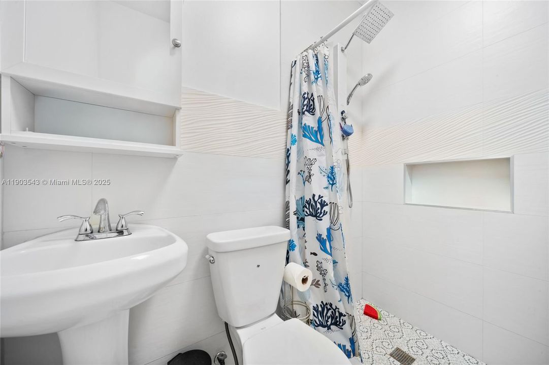 Под контрактом: $770,000 (4 спален, 2 ванн, 1822 Квадратных фут)