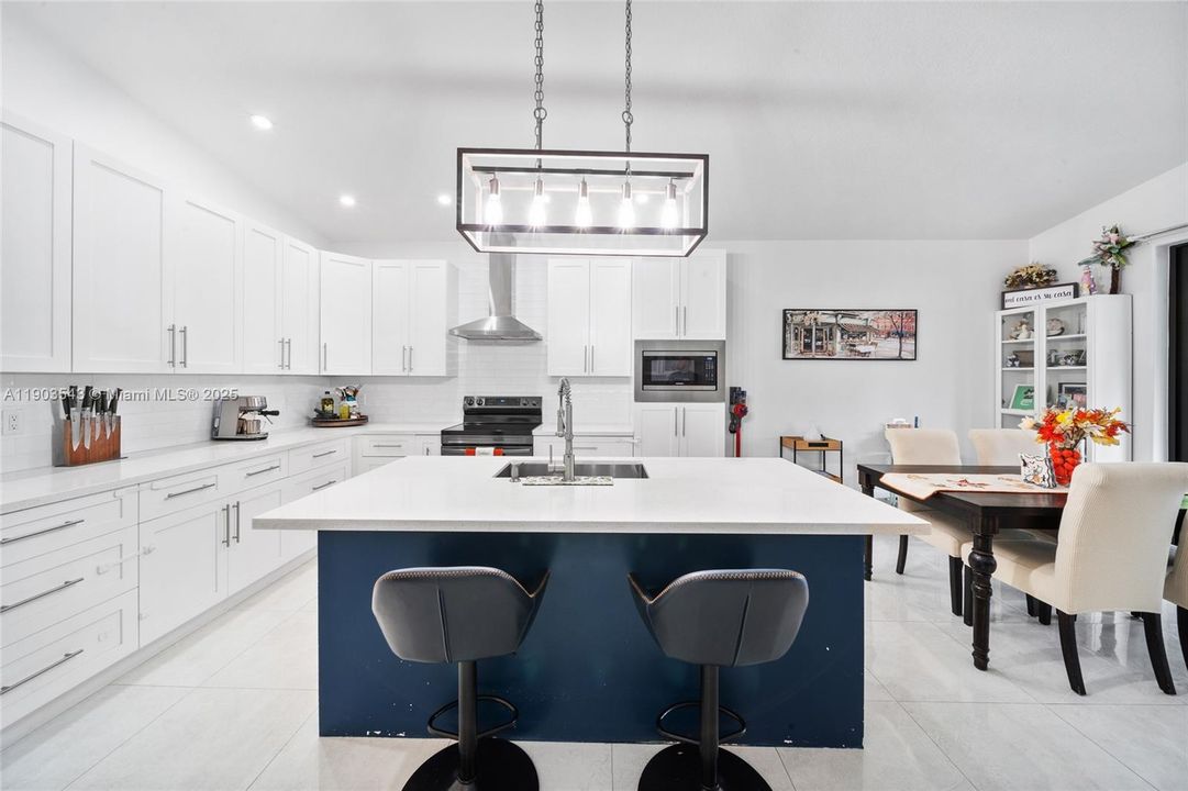 Под контрактом: $770,000 (4 спален, 2 ванн, 1822 Квадратных фут)