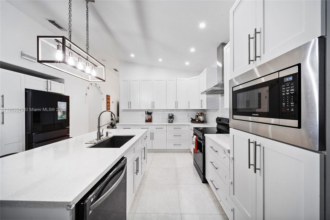 Под контрактом: $770,000 (4 спален, 2 ванн, 1822 Квадратных фут)