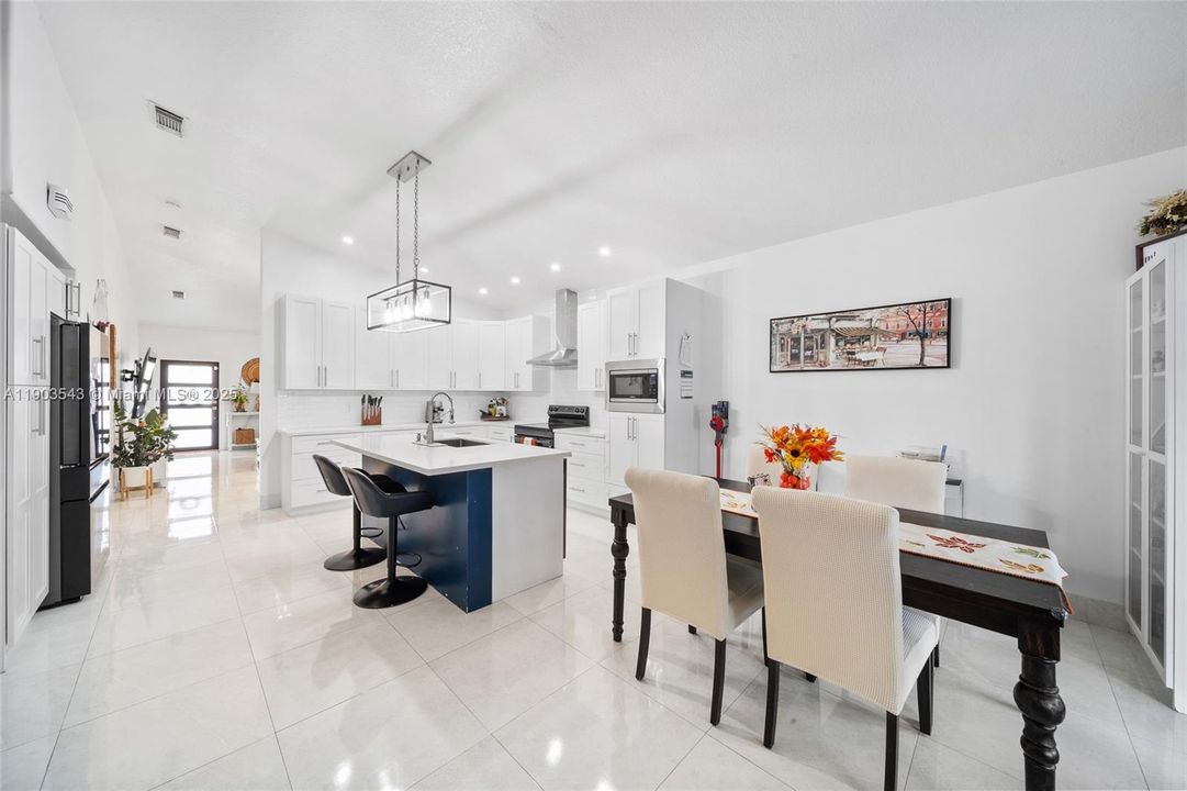 Под контрактом: $770,000 (4 спален, 2 ванн, 1822 Квадратных фут)