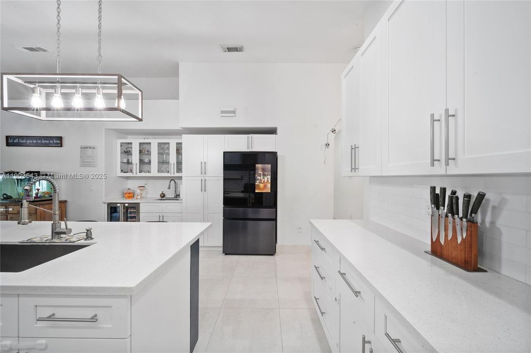 Под контрактом: $770,000 (4 спален, 2 ванн, 1822 Квадратных фут)