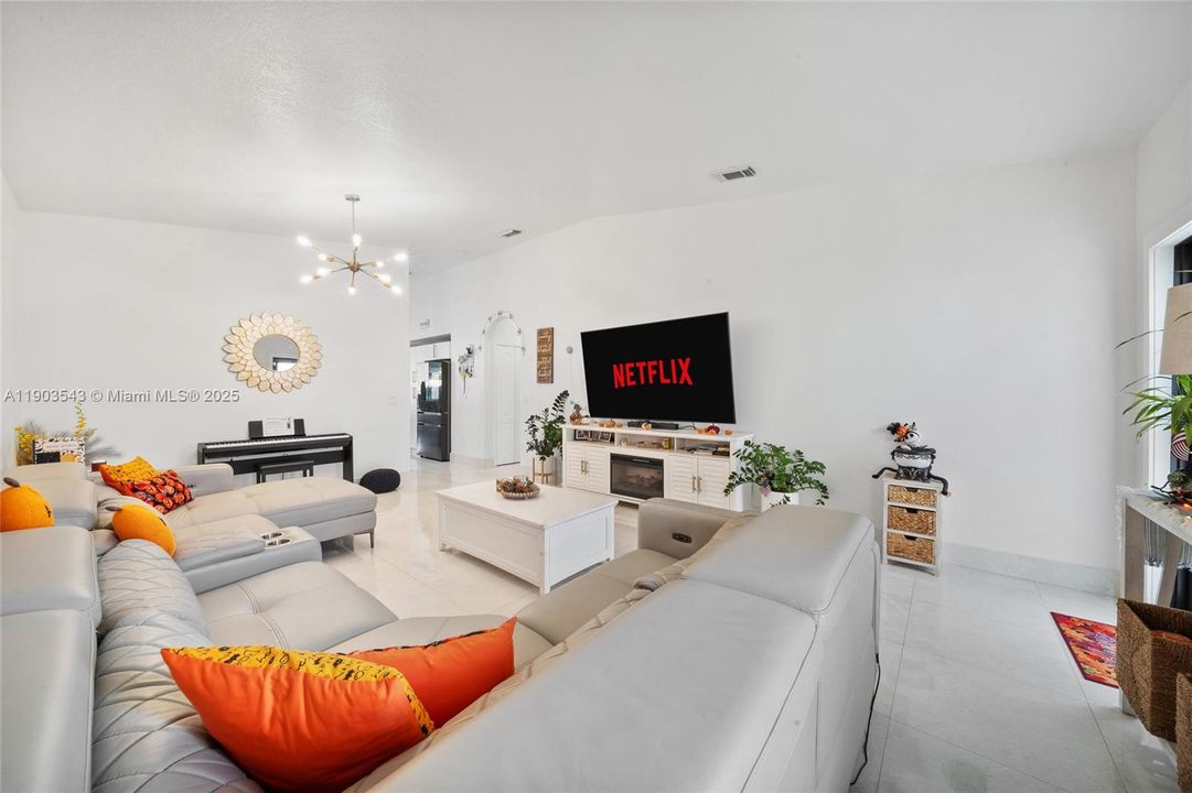 Под контрактом: $770,000 (4 спален, 2 ванн, 1822 Квадратных фут)