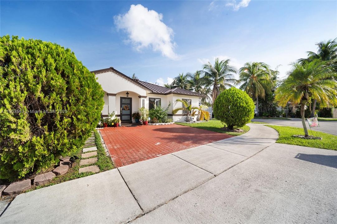 Под контрактом: $770,000 (4 спален, 2 ванн, 1822 Квадратных фут)