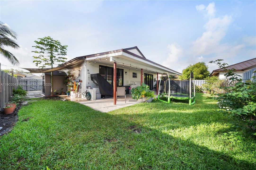 Под контрактом: $770,000 (4 спален, 2 ванн, 1822 Квадратных фут)