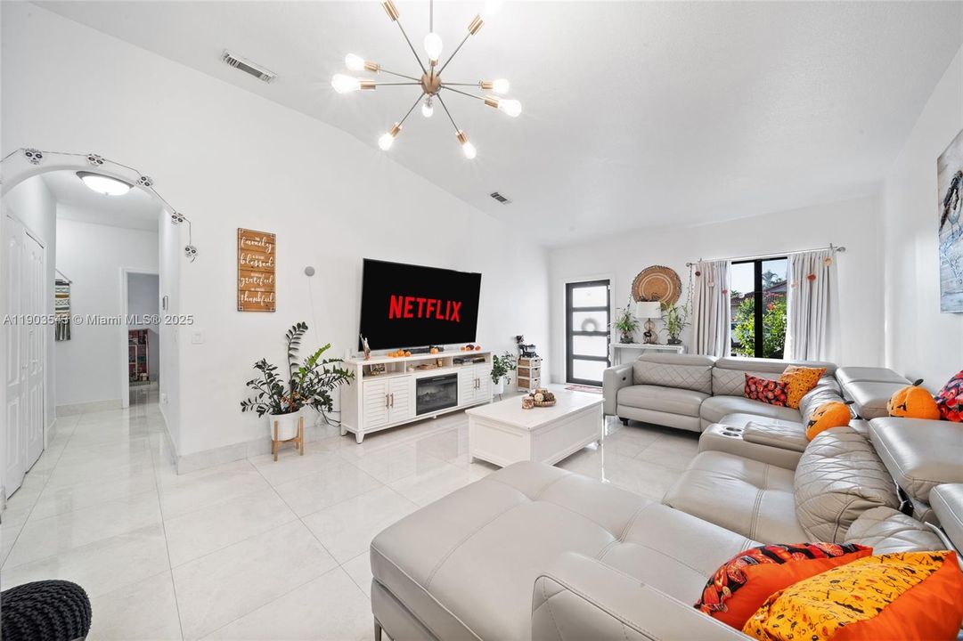 Под контрактом: $770,000 (4 спален, 2 ванн, 1822 Квадратных фут)