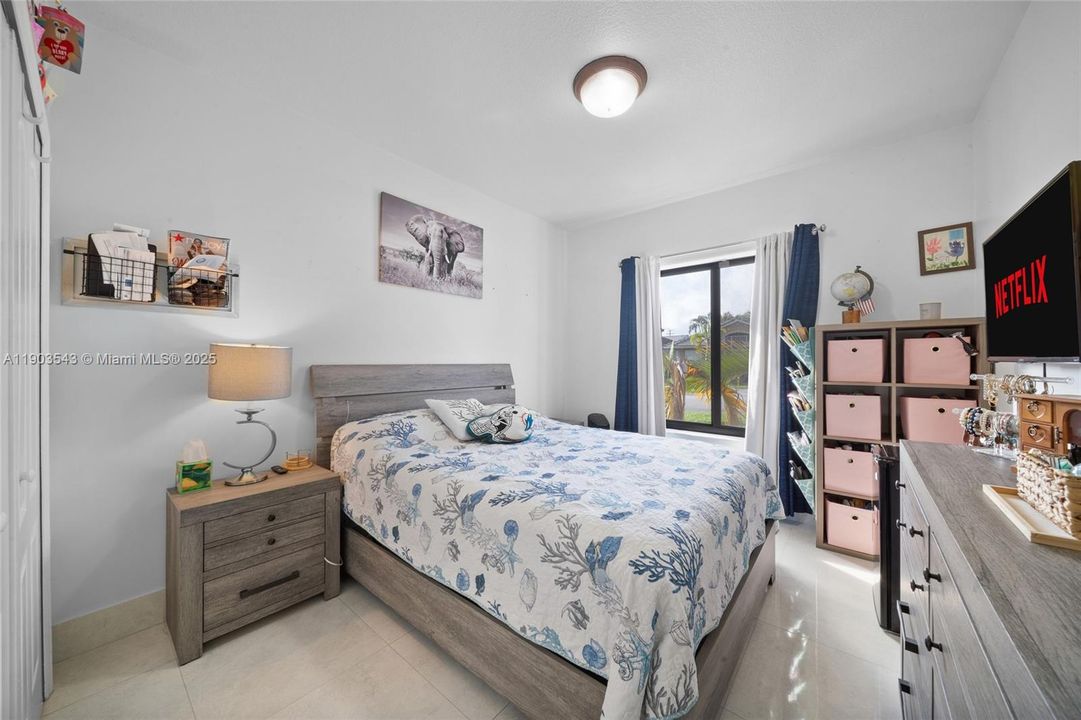 Под контрактом: $770,000 (4 спален, 2 ванн, 1822 Квадратных фут)