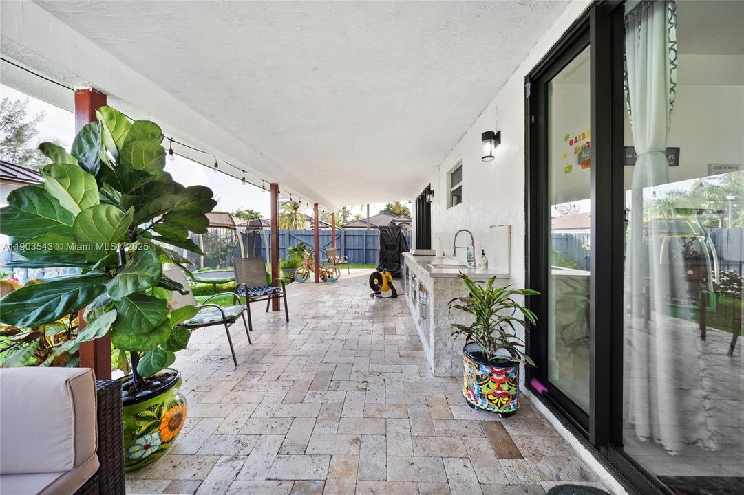 Под контрактом: $770,000 (4 спален, 2 ванн, 1822 Квадратных фут)