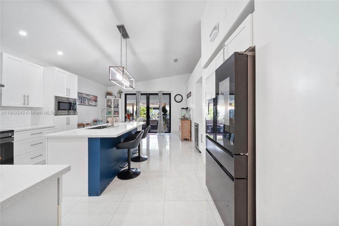 Под контрактом: $770,000 (4 спален, 2 ванн, 1822 Квадратных фут)