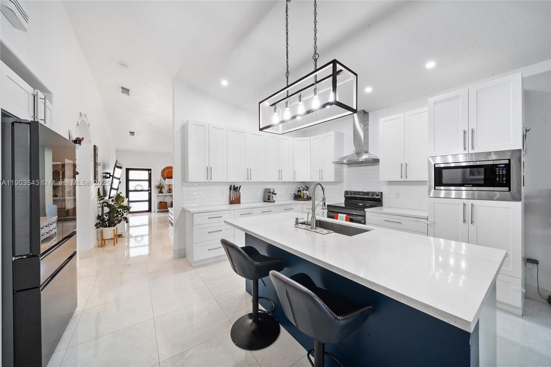 Под контрактом: $770,000 (4 спален, 2 ванн, 1822 Квадратных фут)