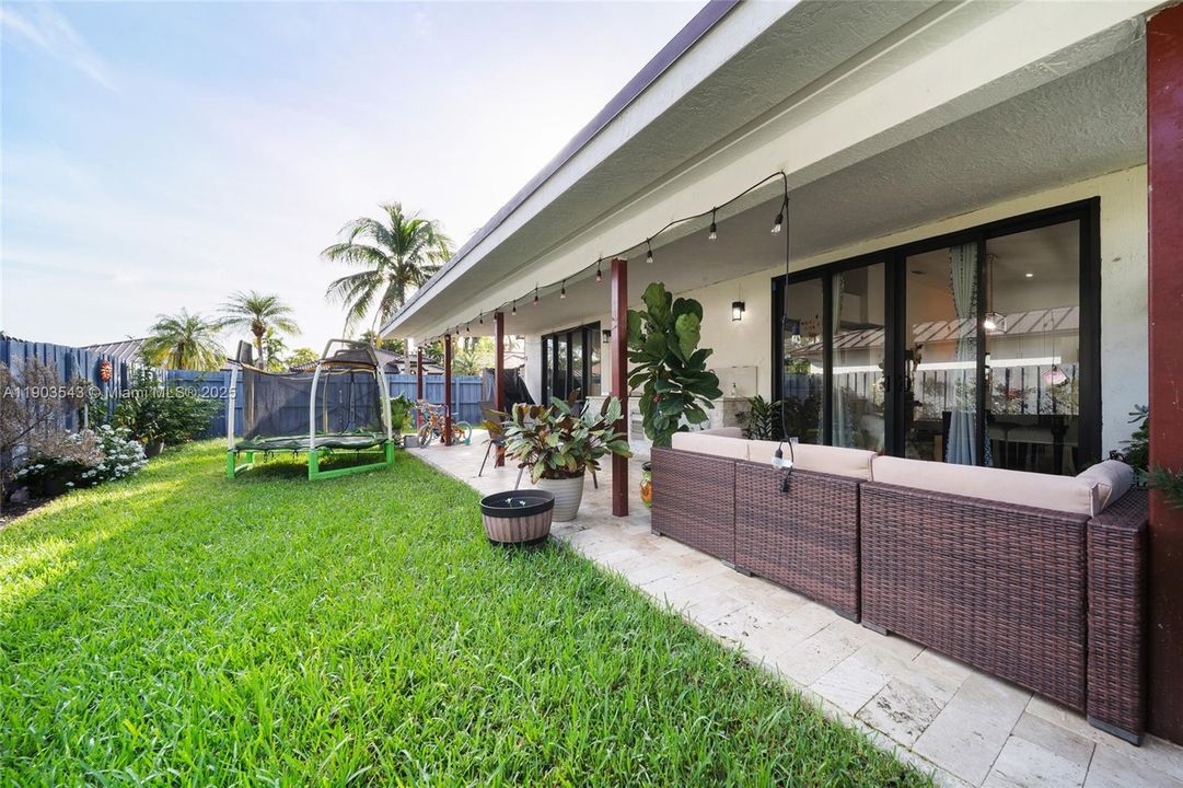 Под контрактом: $770,000 (4 спален, 2 ванн, 1822 Квадратных фут)