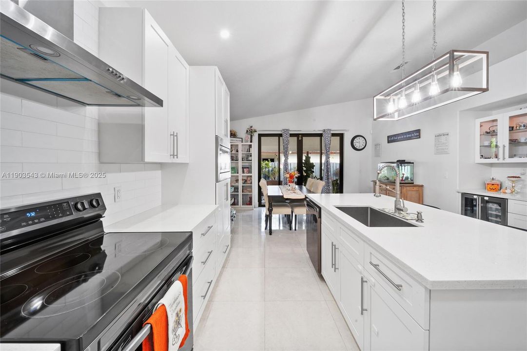 Под контрактом: $770,000 (4 спален, 2 ванн, 1822 Квадратных фут)