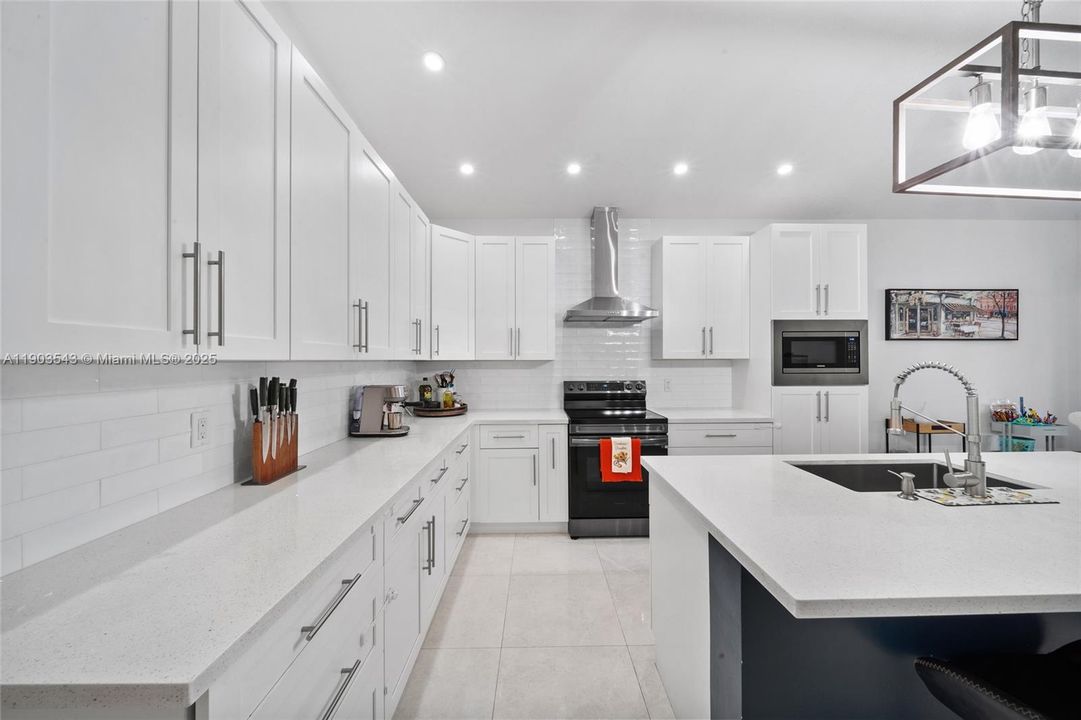 Под контрактом: $770,000 (4 спален, 2 ванн, 1822 Квадратных фут)