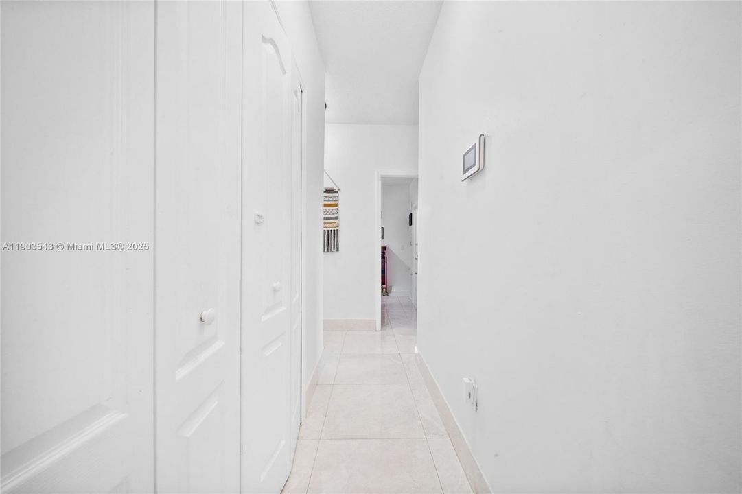 Под контрактом: $770,000 (4 спален, 2 ванн, 1822 Квадратных фут)