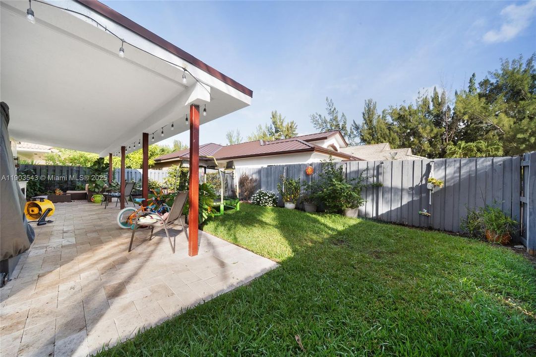 Под контрактом: $770,000 (4 спален, 2 ванн, 1822 Квадратных фут)