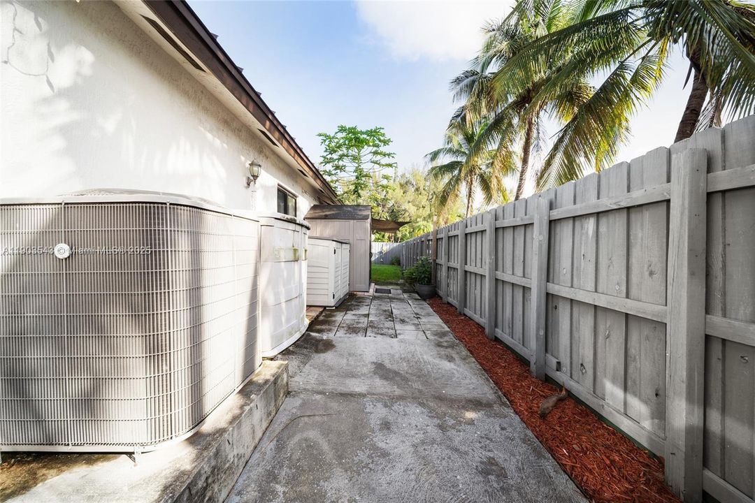 Под контрактом: $770,000 (4 спален, 2 ванн, 1822 Квадратных фут)