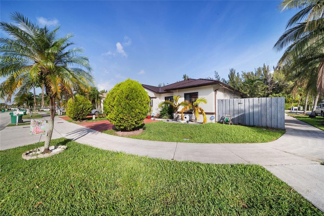 Под контрактом: $770,000 (4 спален, 2 ванн, 1822 Квадратных фут)