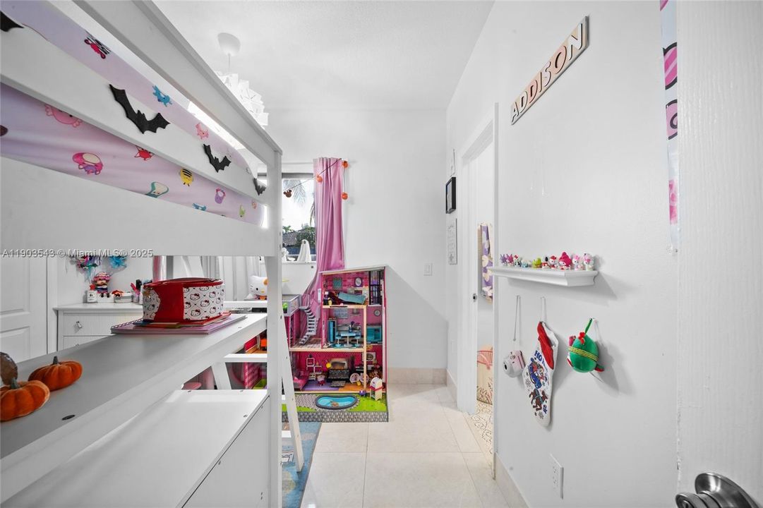 Под контрактом: $770,000 (4 спален, 2 ванн, 1822 Квадратных фут)