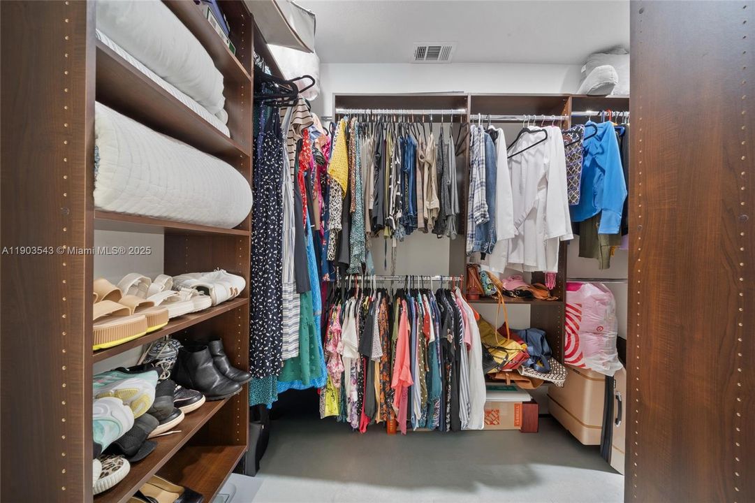 Под контрактом: $770,000 (4 спален, 2 ванн, 1822 Квадратных фут)